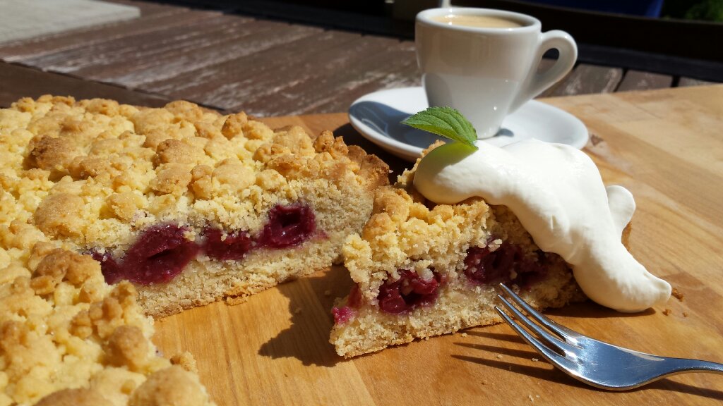 KruemelkuchenMitKirschen.jpg