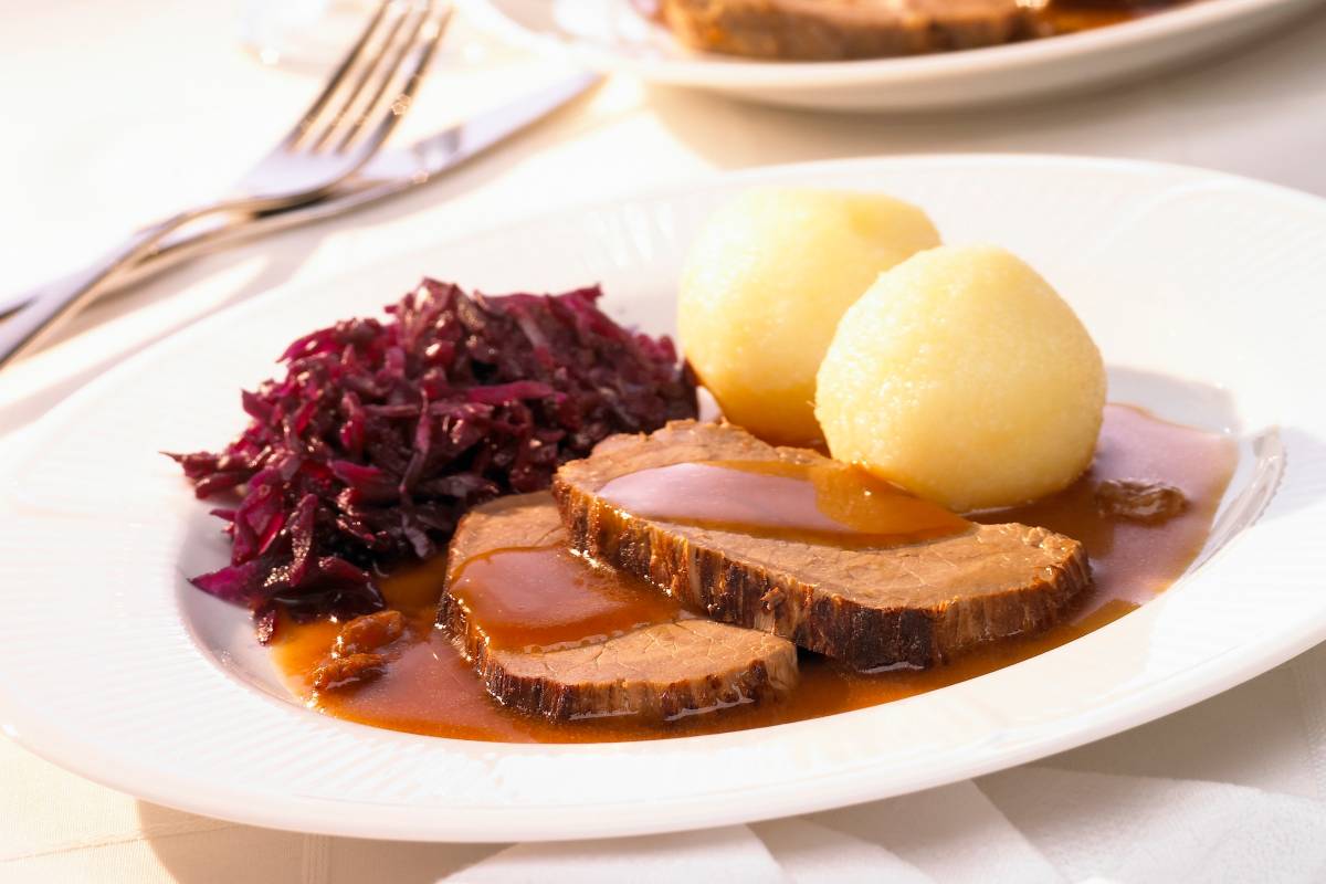 Rinderbratenmitknoedelundrotkohl.jpg